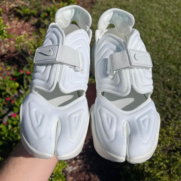 NEW NIKE SLIP ON WHITE SNEAKERS - Picture 2 of 3